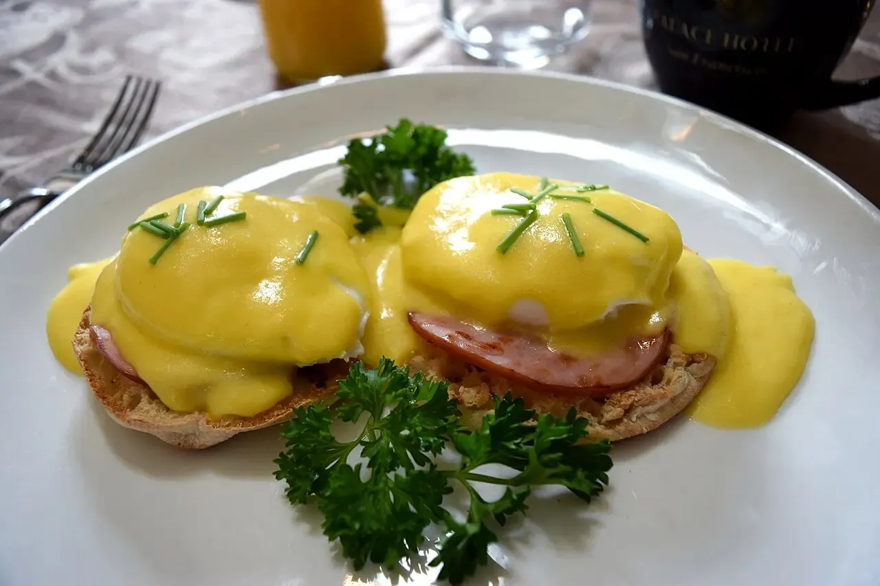 a photo of eggs benedict